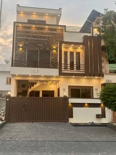 8 mrle house available for rent faisal town