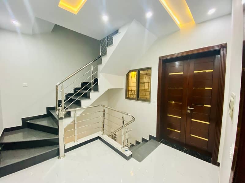 8 mrle upper portion available for faisal town 8