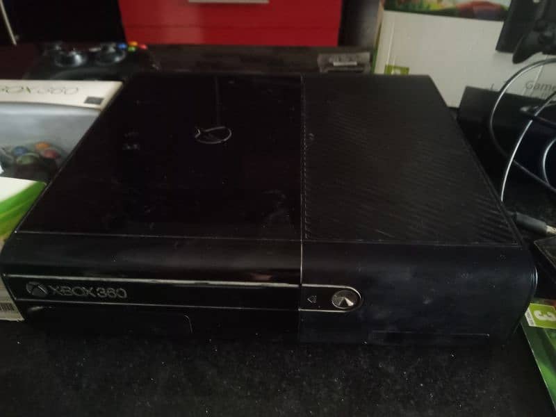 Xbox 360 E 250GB with box and wireless controller 4