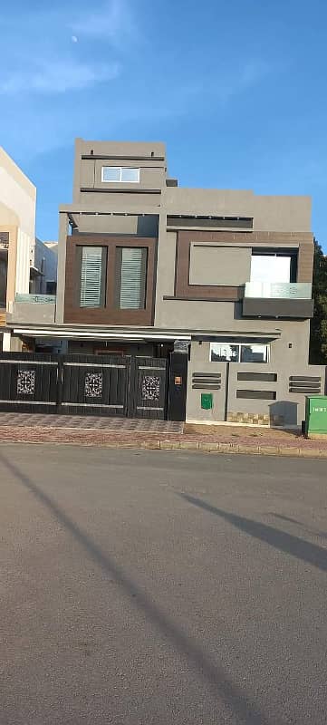 10 MARLA LUZURY BRAND NEW HOUSE AVAILABLE FOR SALE PRIME LOCATION OVERSEAS B EXTINIOSN BAHRIA TOWN LAHORE 0