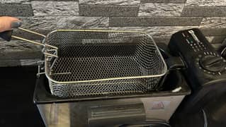 Sayona Stainless Steel Deep Frier (SDF-4202). Condition: 9/10