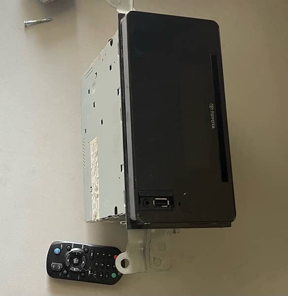 Original Yaris LCD Mulitmedia system (tape) with fitting and remote 4