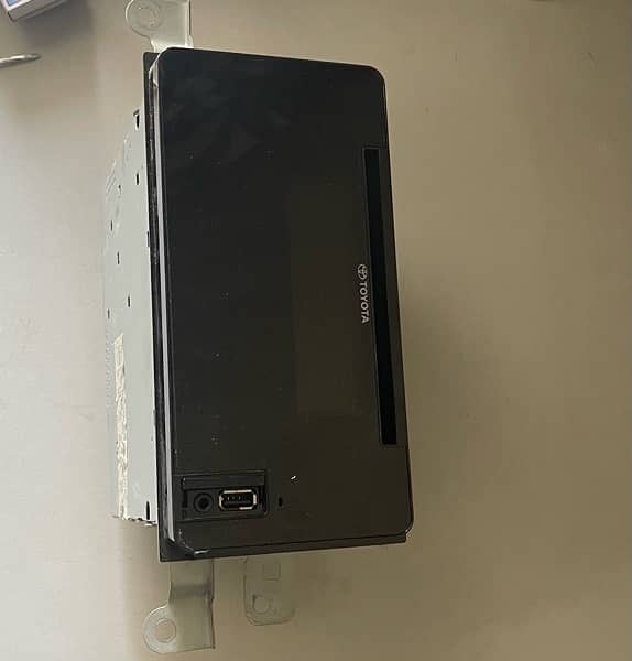 Original Yaris LCD Mulitmedia system (tape) with fitting and remote 6