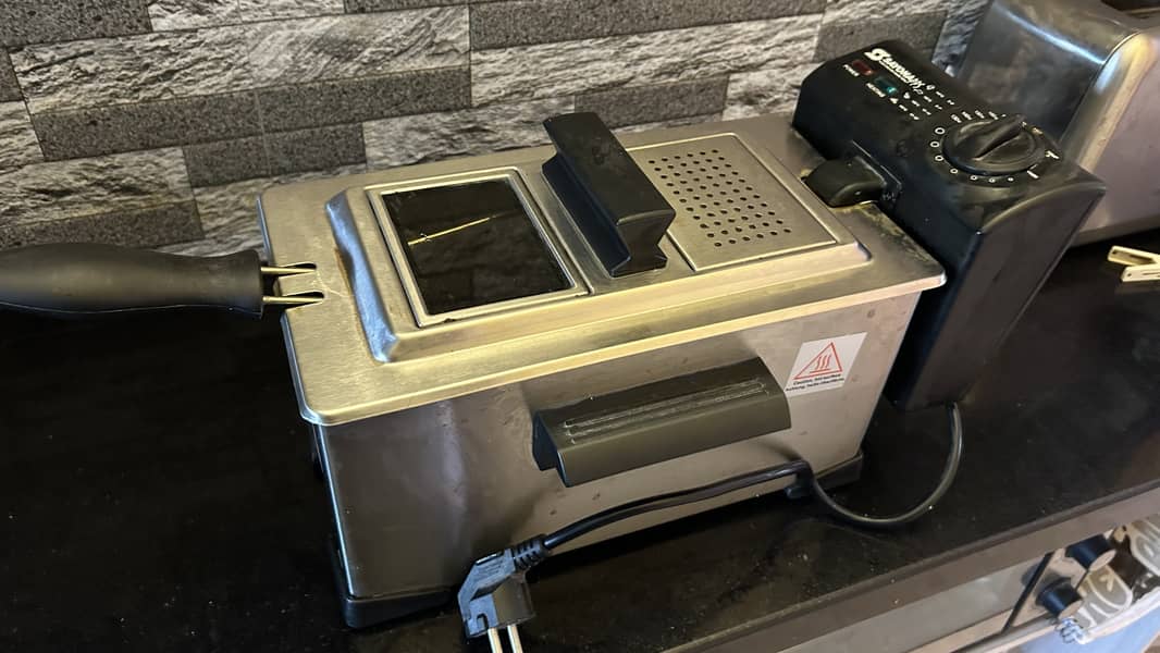 Sayona Stainless Steel Deep Frier (SDF-4202). Condition: 9/10 1
