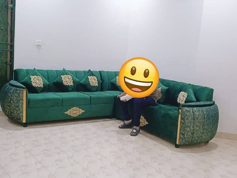 L-shape sofa set. New sofa set not used. argantly for sell. 1