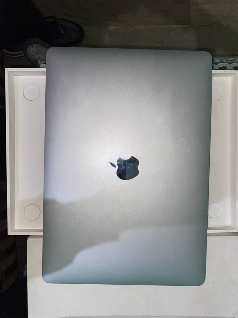 13 inch MacBook Air with Apple M1 chip (Screen Broken) 0