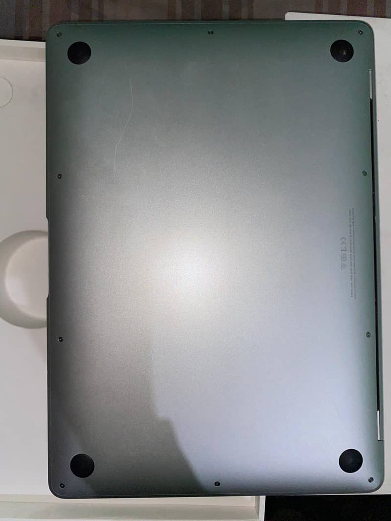 13 inch MacBook Air with Apple M1 chip (Screen Broken) 1
