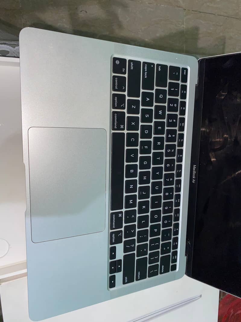 13 inch MacBook Air with Apple M1 chip (Screen Broken) 2