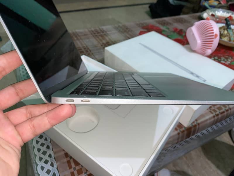 13 inch MacBook Air with Apple M1 chip (Screen Broken) 3