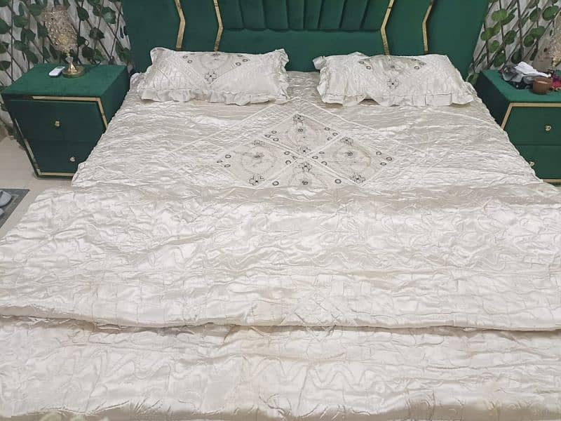 Bed set for sell. Velvet green color. 1