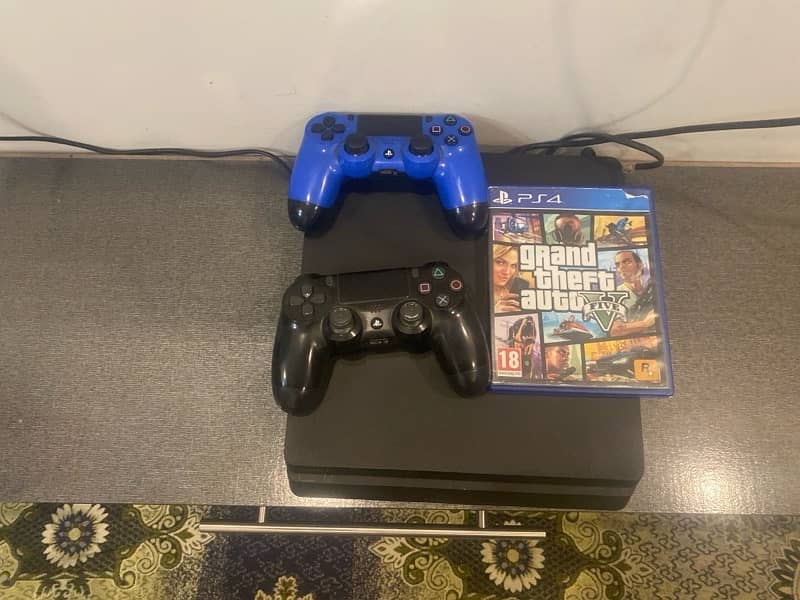 ps4 for sale with 2 controllers and a cd gta 5 0