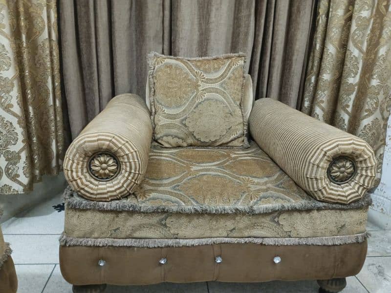 7 seater sofa set with 8 cushion 2 round cushions 6