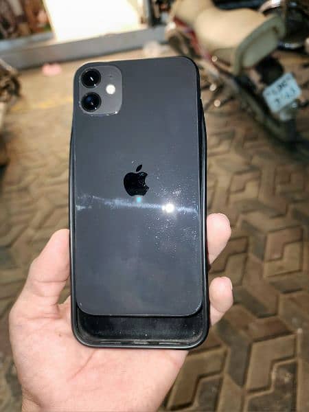 IPHONE 11 factory UNLOCK dubai imported 81 % batteryhealth withcharger 6