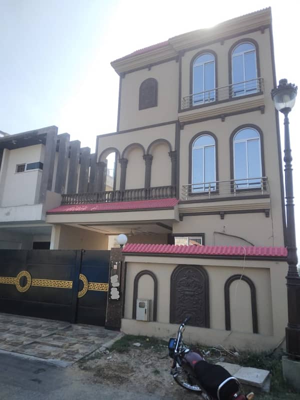 12 Marla Brand New House For Sale In Lake City - Executive Sector M-1 Lake City Raiwind Road Lahore 1