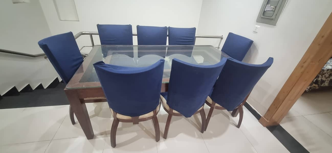 Dining table 6 seater, in remarkably good condition 1