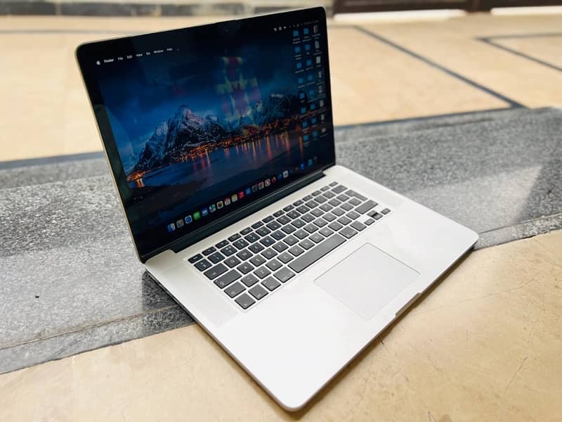MacBook Pro ( MID-2015 ) Core i7 15” 5