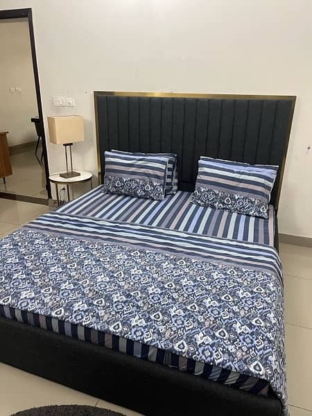 bed with 2 chairs 4