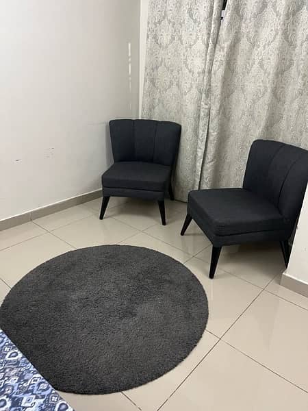 bed with 2 chairs 9