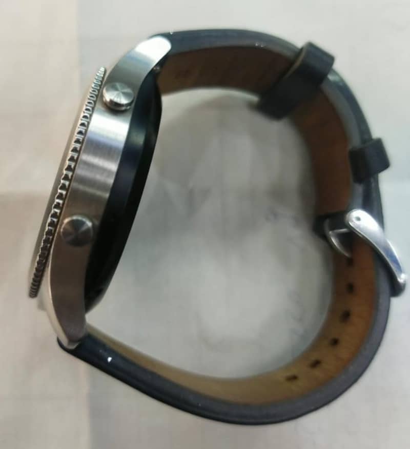 Samsung smart watch Gear S3 4