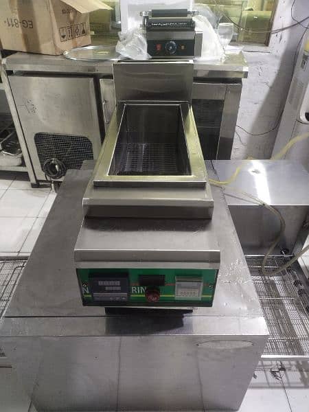 we have Al Fryer New or used  Available/pizza oven/working table/fryer 1