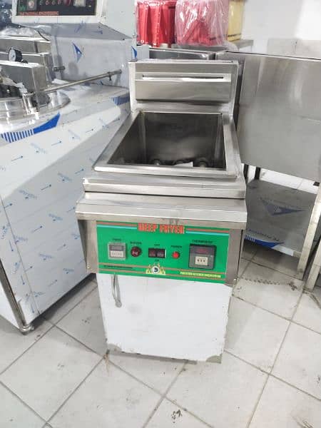 we have Al Fryer New or used  Available/pizza oven/working table/fryer 4