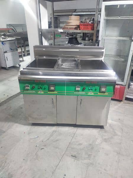 we have Al Fryer New or used  Available/pizza oven/working table/fryer 8