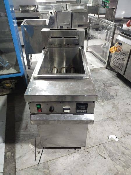 we have Al Fryer New or used  Available/pizza oven/working table/fryer 10