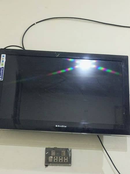 selling 32" led in 10/10 used condition 4