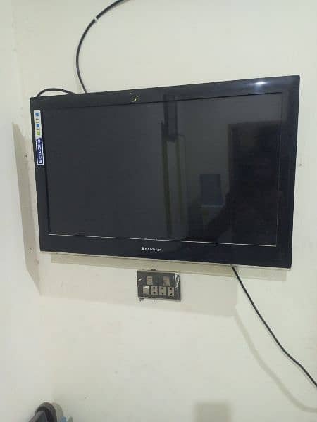 selling 32" led in 10/10 used condition 5