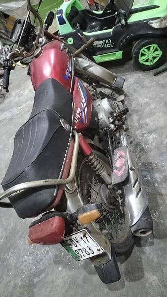 United 70 motorcycle for sale call or WhatsApp 0 3 3 2 2 2 5 0 7 5 5 0