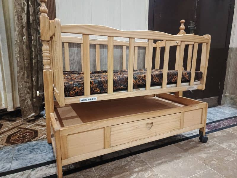 Wooden babycot in new condition 0