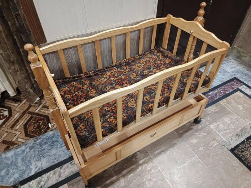 Wooden babycot in new condition 1