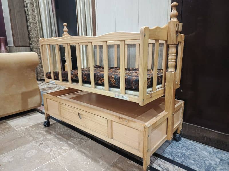 Wooden babycot in new condition 2