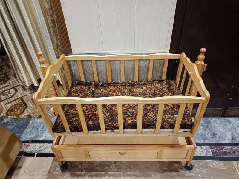 Wooden babycot in new condition 3