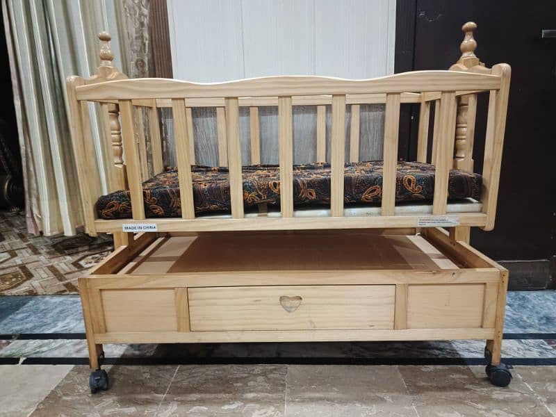 Wooden babycot in new condition 4