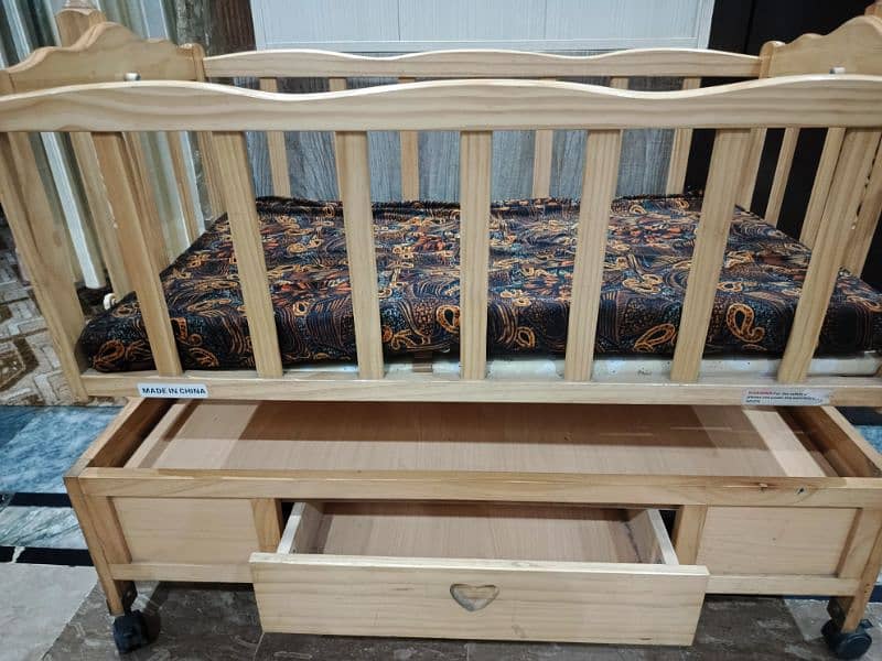 Wooden babycot in new condition 5
