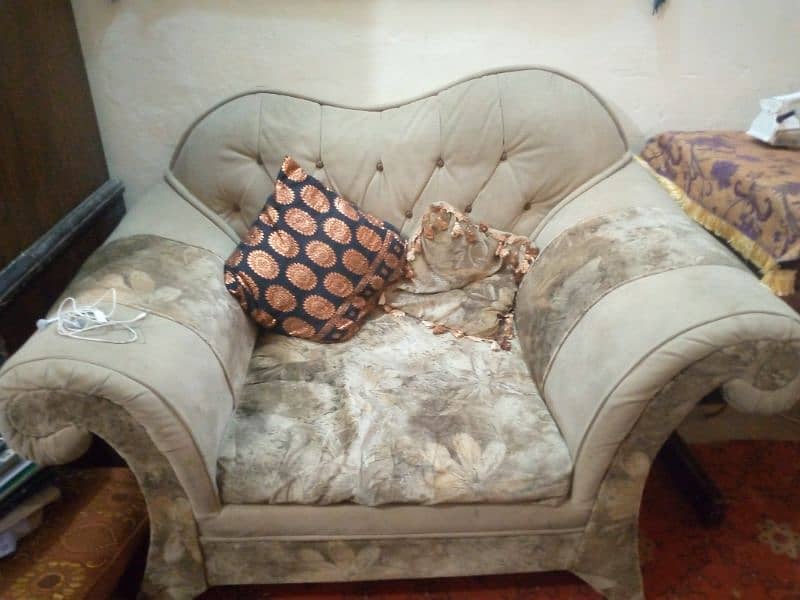 Good condition and good looking sofas 0