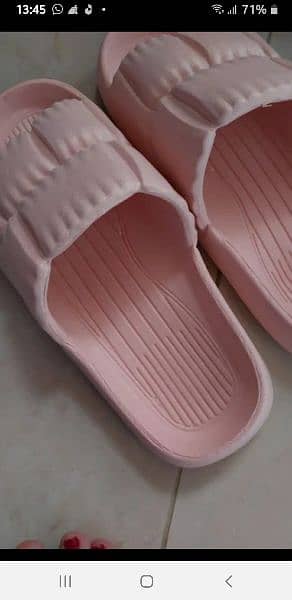 Slippers only pink color Available 1