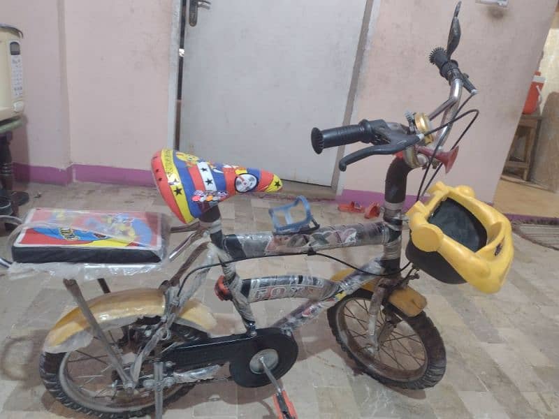 I m selling a kids cycle one month use argent sale 8