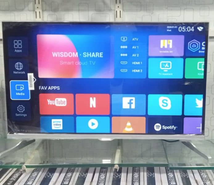 32 inch Samsung Slim Smart 8k UHD LED TV 3 year warranty 03020482663 0