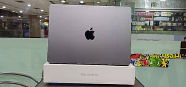 Apple macbook Air M2 13.3 inch 8gb 256