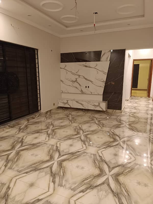 14 Marla owner build house for sale in Overseas A block bahria town lahore. 13