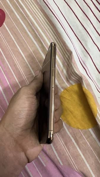 Iphone Xs gold colour 1