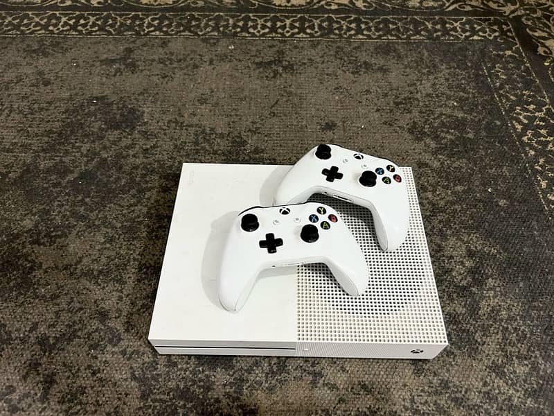 Xbox one s with 2 controllers 0