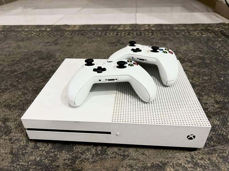 Xbox one s with 2 controllers 1