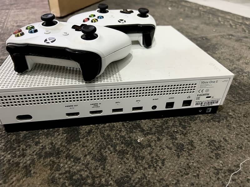 Xbox one s with 2 controllers 2