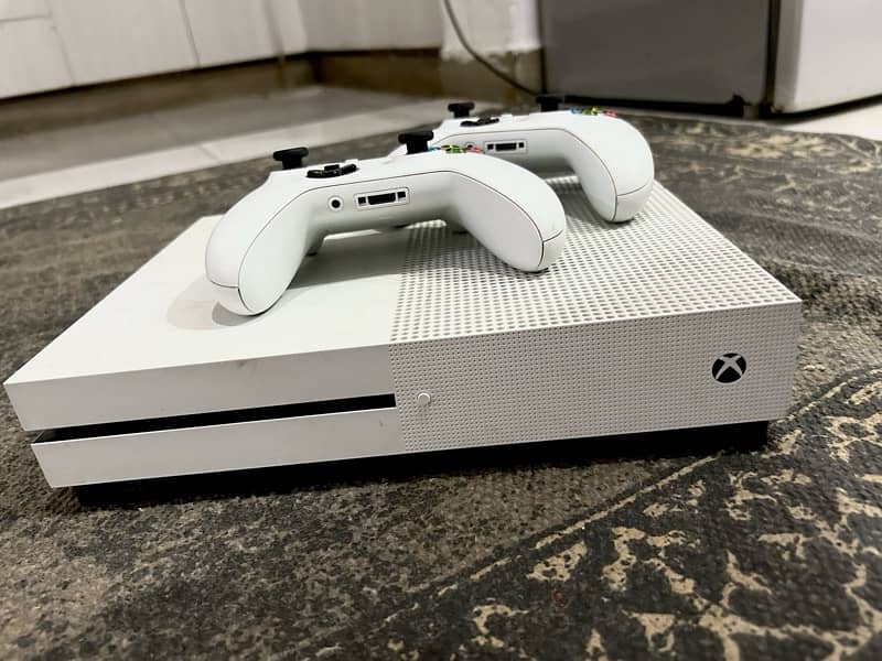 Xbox one s with 2 controllers 3