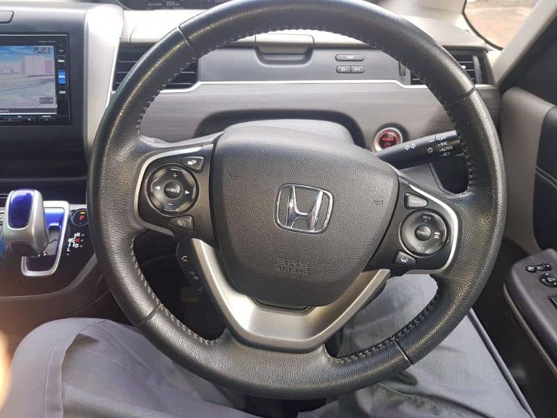 honda freed in good condition 9
