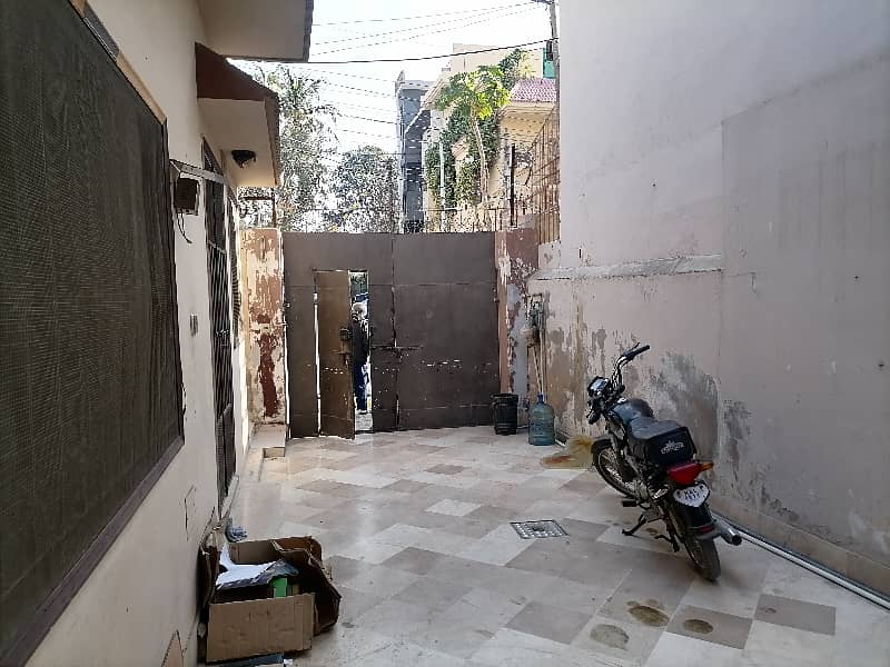 Single Storey 240 Square Yards House Available In Gulshan-e-Iqbal - Block 5 For sale 15