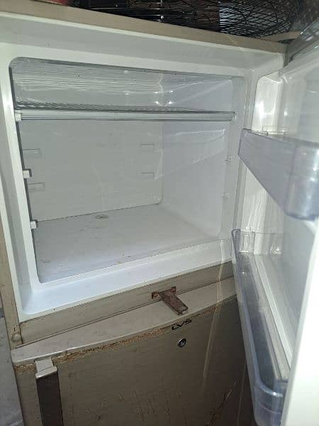 dawlance fridge use good condition 4